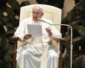 Papa Francesco, udienza del mercoledì, “Il nostro pensiero è alle popolazioni in guerra”