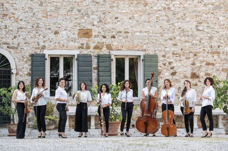 Doppio quintetto di archi e fiati tutto al femminile