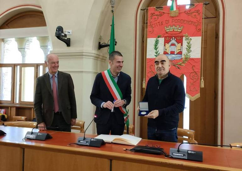 Da sx Giovanni Lessio presidente del Teatro Verdi, il sindaco Alessandro Ciriani, Stefano Belisari in arte Elio riceve il sigillo della città di Pordenone