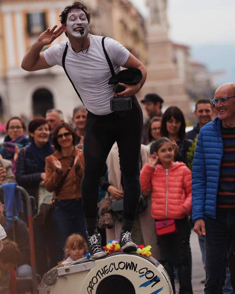 Arlecchino Errante: il teatro di strada di Agro The Clown