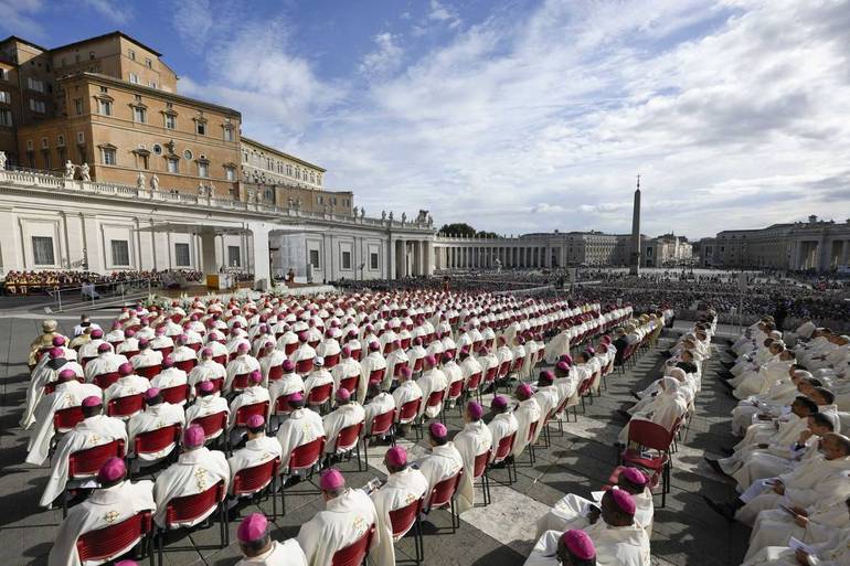  4 ottobre: i padri e le madri sinodlai fanno gli auguri a papa Francesco per l'onomastico