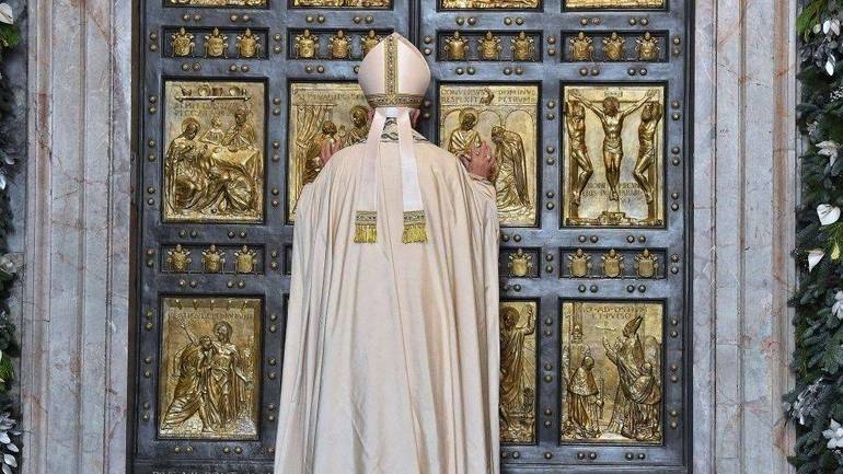 Giubileo 2025. Mons. Fisichella: “Il 24 dicembre alle 19 la messa del Papa con l’apertura della Porta Santa”