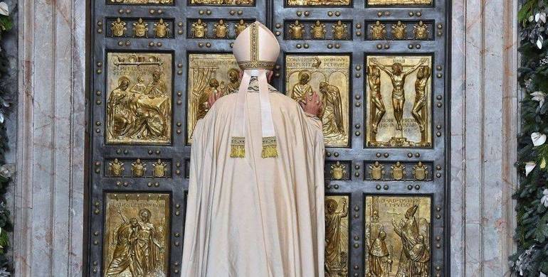 Giubileo 2025. Mons. Fisichella: “Il 24 dicembre alle 19 la messa del Papa con l’apertura della Porta Santa”