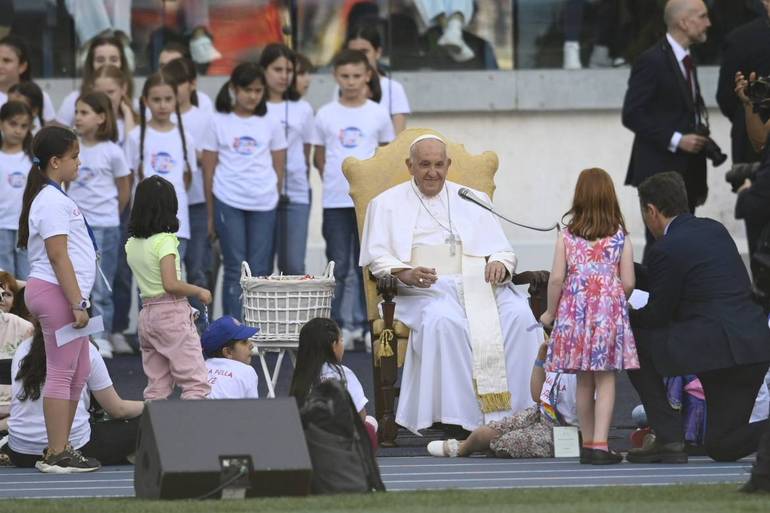 Papa Francesco: stringe la mano a un bambino e chiede a tutti i bambini di fare lo stesso, “la pace è possibile"