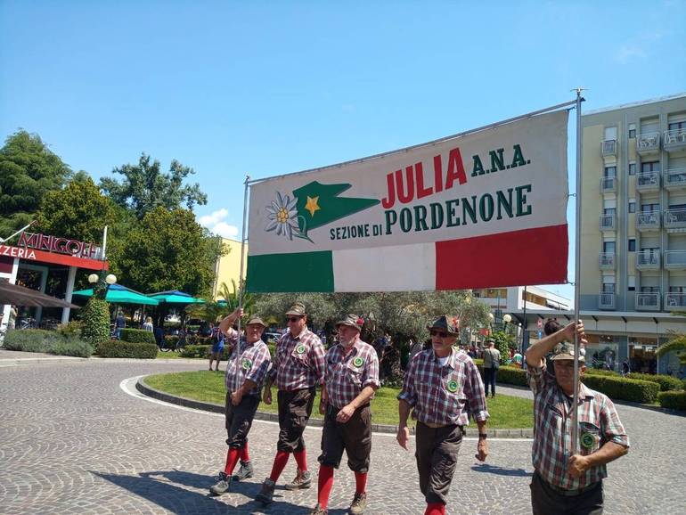 Bibione: la sfilata chiude la tre giorni degli Alpini